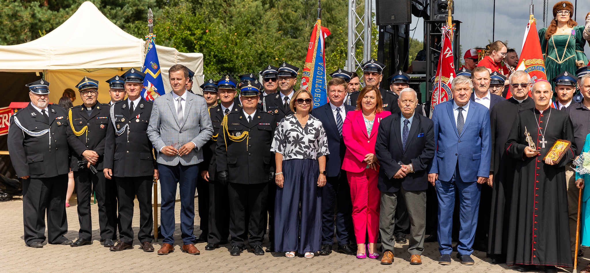 Duża grupa ludzi ustawiona do wspólnego zdjęcia