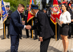 Wicemarszałek Marek Malinowski gratuluje strażakowi