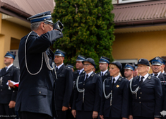 Komendant salutuje grupie strażaków