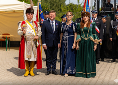 Wicemarszałek Marek Malinowski stoi w szeregu z osobami w kostiumach