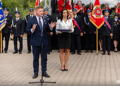 Marek Malinowski gestykuluje i wygłasza przemówienie