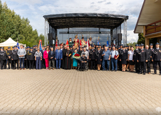 Uczestnicy uroczystości ustawili się do zdjęcia grupowego