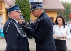 Komendant odznacza strażaka