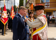 Mężczyzna przebrany za szlachcica odznacza Marka Malinowskiego