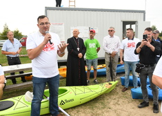 Stefan Krajewski przemawia do mikrofonu.