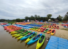 Kajaki na plaży.