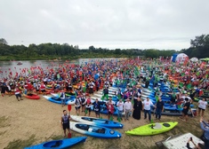 Załogi kajakarzy na plaży.