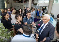 Prezydent Białegostoku przemawia do mediów.