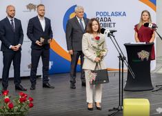 Kobieta przemawia na tle ścianki: Podlaska Rada Kobiet.