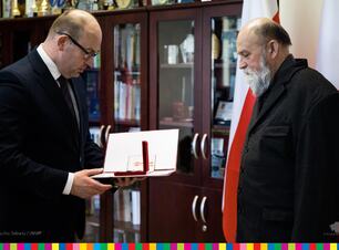 Marszałek Artur Kosicki wręcza Honorową Odznakę Województwa Podlaskiego Wojciechowi Baturze.