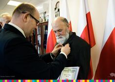 Marszałek Kosicki wręcza Odznakę Honorową Wojciechowi Baturze.
