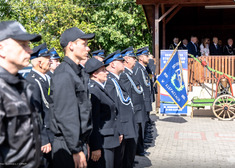 Strażacy stoją w formacji.