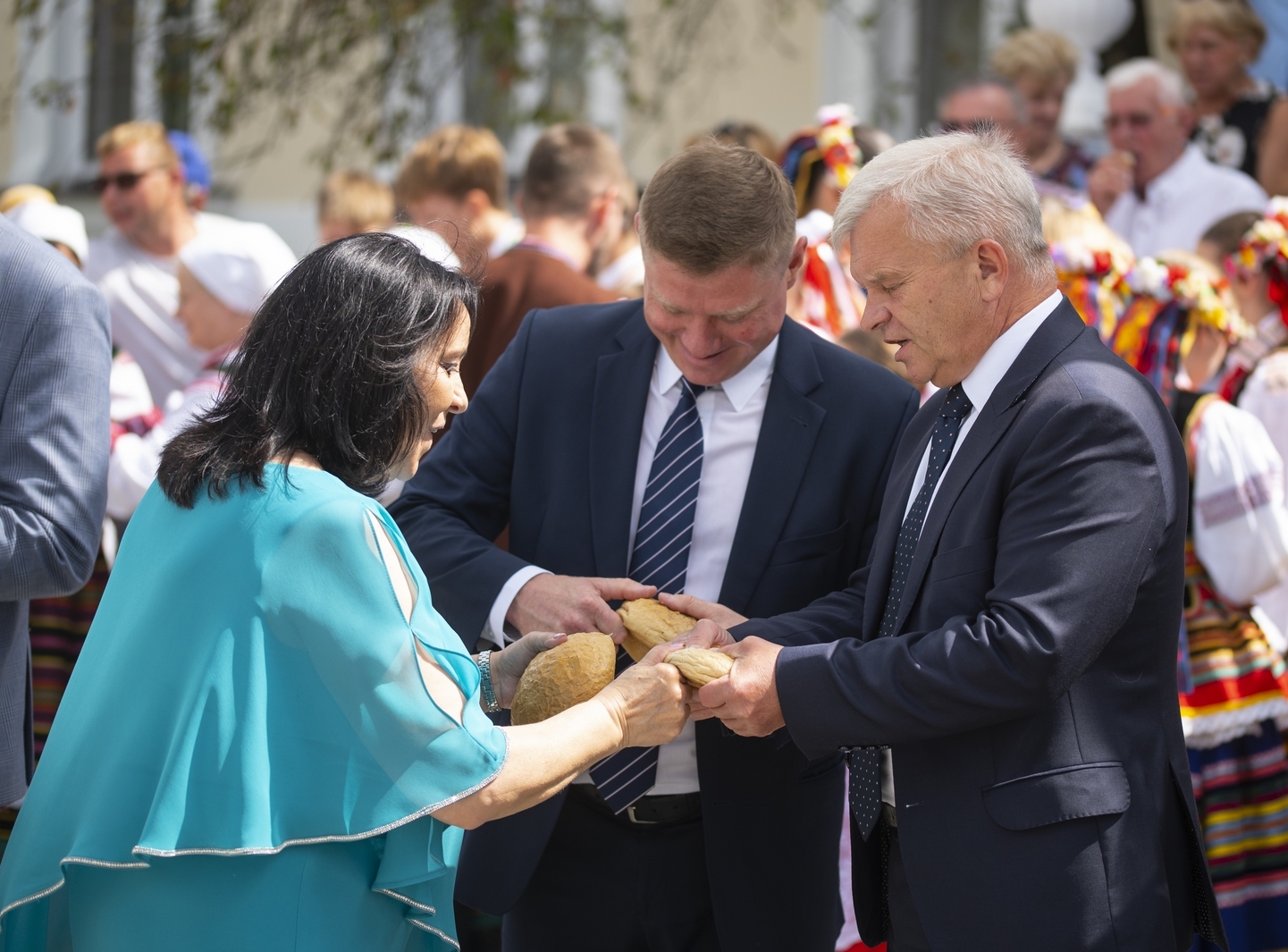 Oficjele dzielą się chlebem.