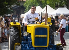 Stefan Krajewski za kierownicą traktora.