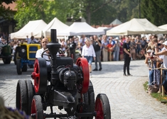 Przejazd starej maszyny rolniczej.