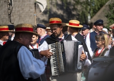 Muzycy w strojach ludowych.