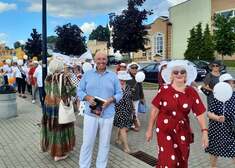 Cezary Cieślukowski pośród ludzi  maszerujących ulicami miasta.