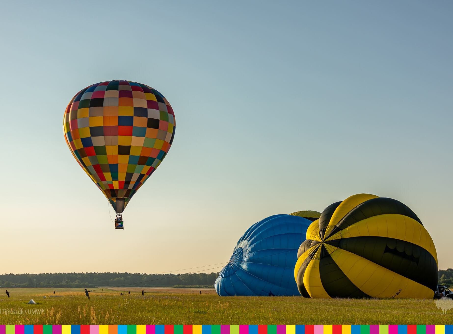 balon unosi nad łąką