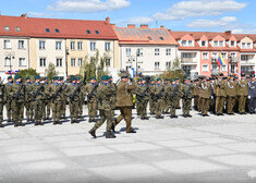 Oficer salutuje do żołnierzy.