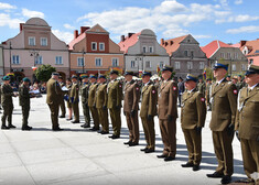 Oficerowie stoją w rzędzie.