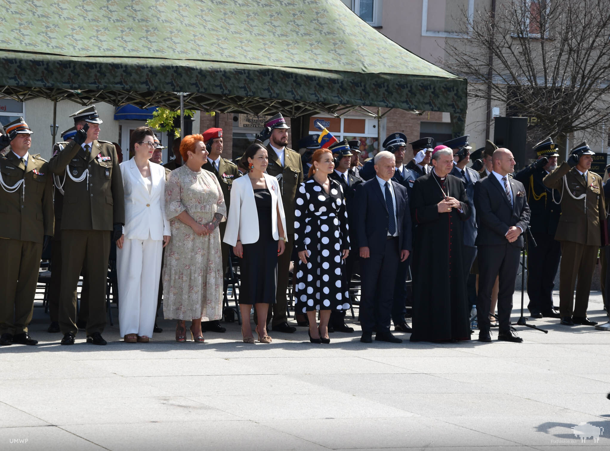 Oficjele stoją pod namiotem