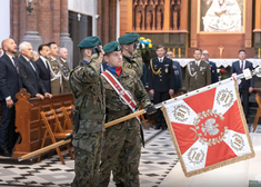 Poczet szandarowy żołnierzy w kościele.