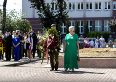 Wiesława Burnos kłania się przed pomnikiem