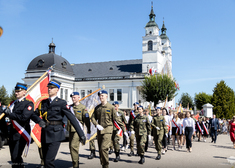 Żołnierze maszerują przed kościołem w Sokółce.