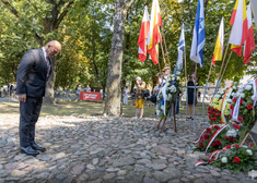 Mężczyzna kłania się przed pomnikiem