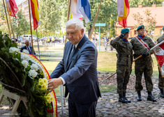 Prezydent Białegostoku składa wieniec.