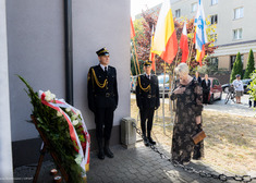 Wiesława Burnos składa pokłon przed wieńcem.