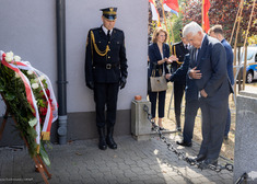 Prezydent przed tablicą memoratywną.