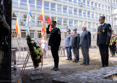 Prezydent miasta przed pomnikiem synagogi.