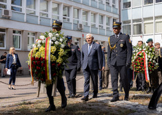 Prezydent podchodzi z żołnierzami do pomnika.