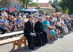 Osoby siedzą na ławce