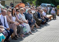 Grupa osób siedzi na łaewczkach