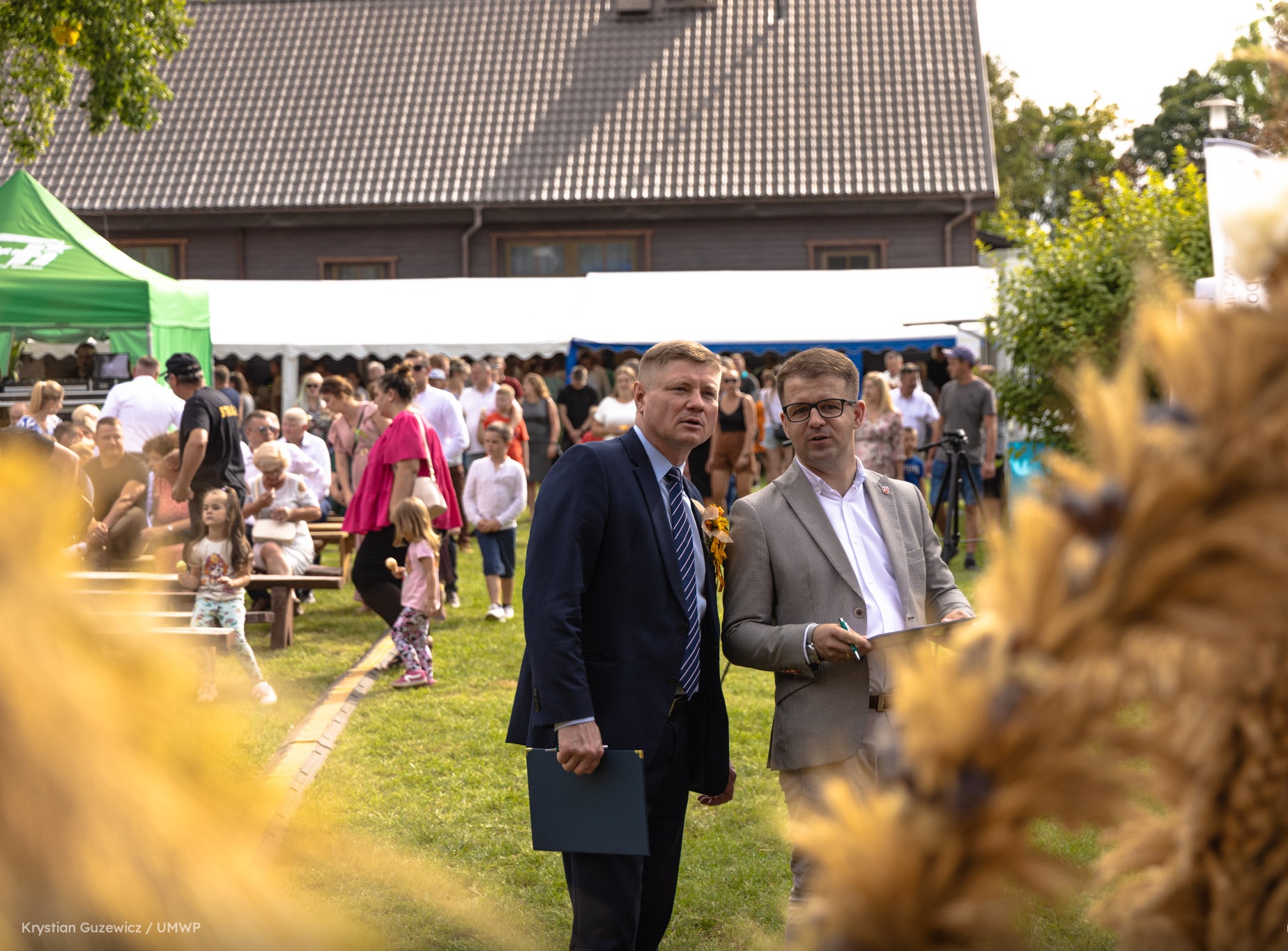 Wicemarszałek zwiedza stoiska.