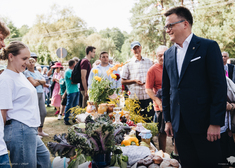 Marszałek Hołownia przechadza się wśród stoisk.