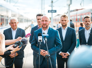 Marszałek przemawia na peronie.