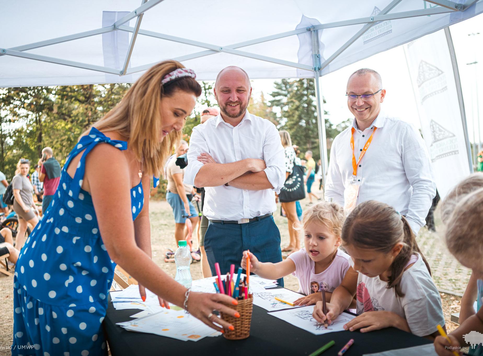 Dzieci bawią się na pikniku