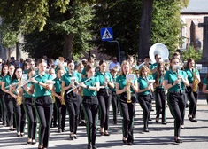 Orkiestra złożona z młodych osób maszeruje i gra