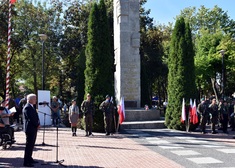 Jedno osoba przemawia pod pomnikiem