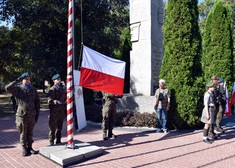 Flaga Polski jest wciągana na maszt