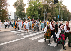 Barwny korowód na przejściu dla pieszych