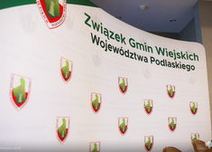 Ścianka z logotypami Związku Gmin Wiejskich Województwa Podlaskiego