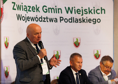 Przewodniczący Grzegorz Jakuć przemawia do zgromadzonych w obecności zarządu związku