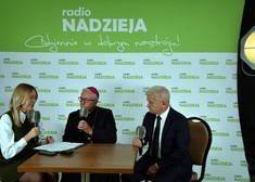 Redaktor Radia Nadzieja w rozmowie z biskupem łomżyńskim oraz członkiem zarządu Jackiem Piorunkiem