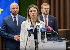 Uczestnicy konferencji na tle planszy z kwotą pożyczki. Przemawia prezes BGK.