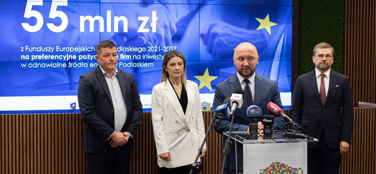 Cztery osoby na konferencji. Przy mikrofonie marszałek.