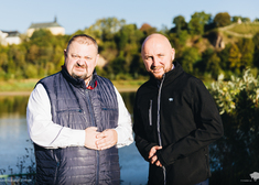 Radny Derehajło i marszałek Prokorym stoją na tle rzeki i katedry drohiczyńskiej